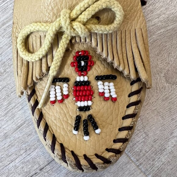 Minnetonka Moccasins Womens Size 7 Beige Beaded Thunderbirds Bow Flats Natural - Picture 9 of 14